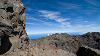 das Observatorium vom Bergvorsprung am Roque de los Muchachos