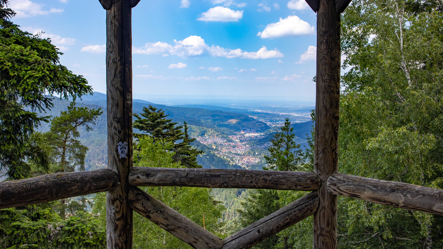 Blick vom Latschigfelsen ins Murgtal und bis in die Rheinebene