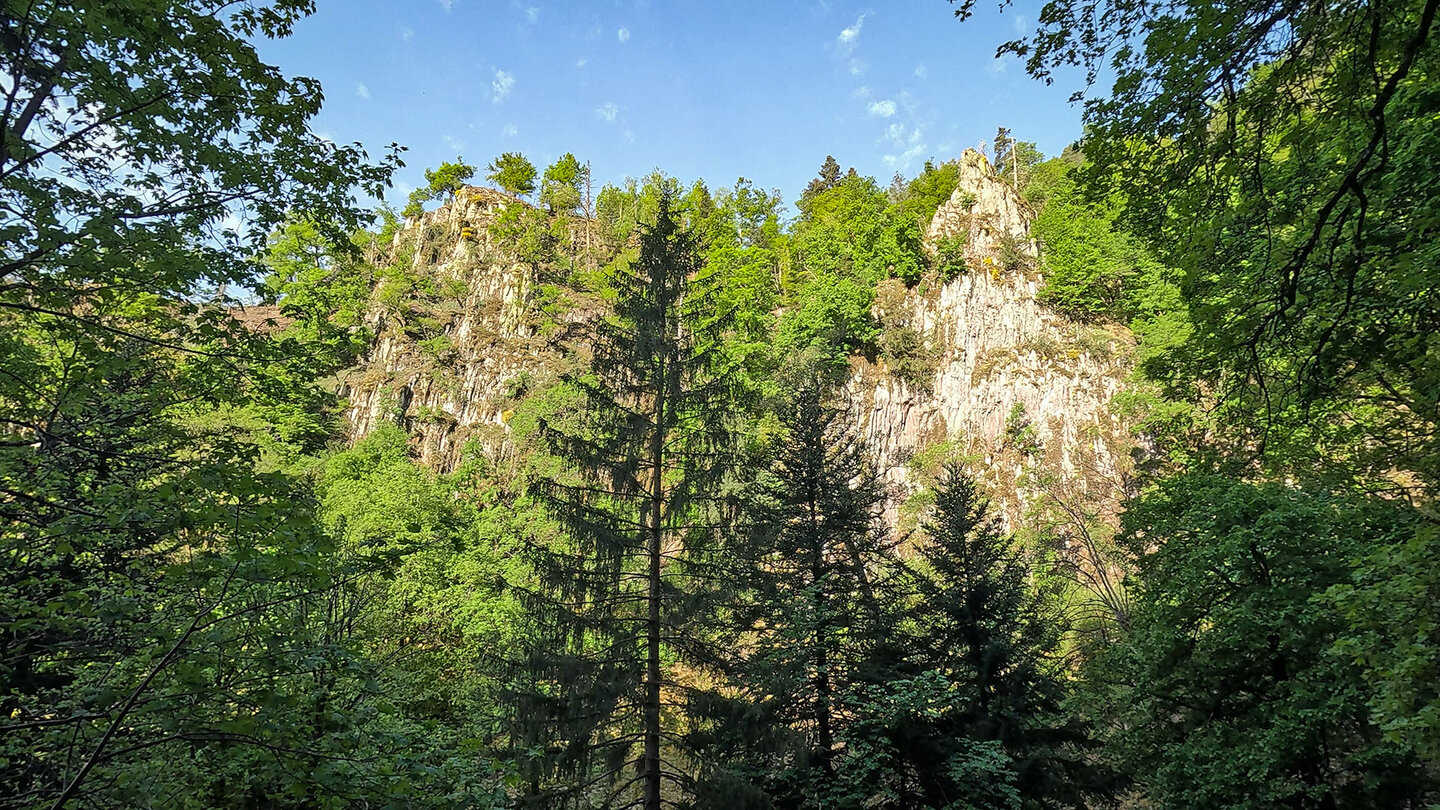 Felsformationen im Talkessel des Wasserfalls Cascade du Nideck