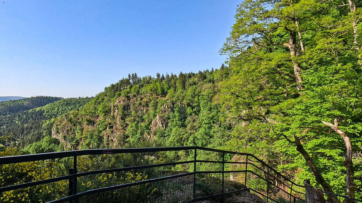 Ausblick hoch über über dem Wasserfall Cascade du Nideck