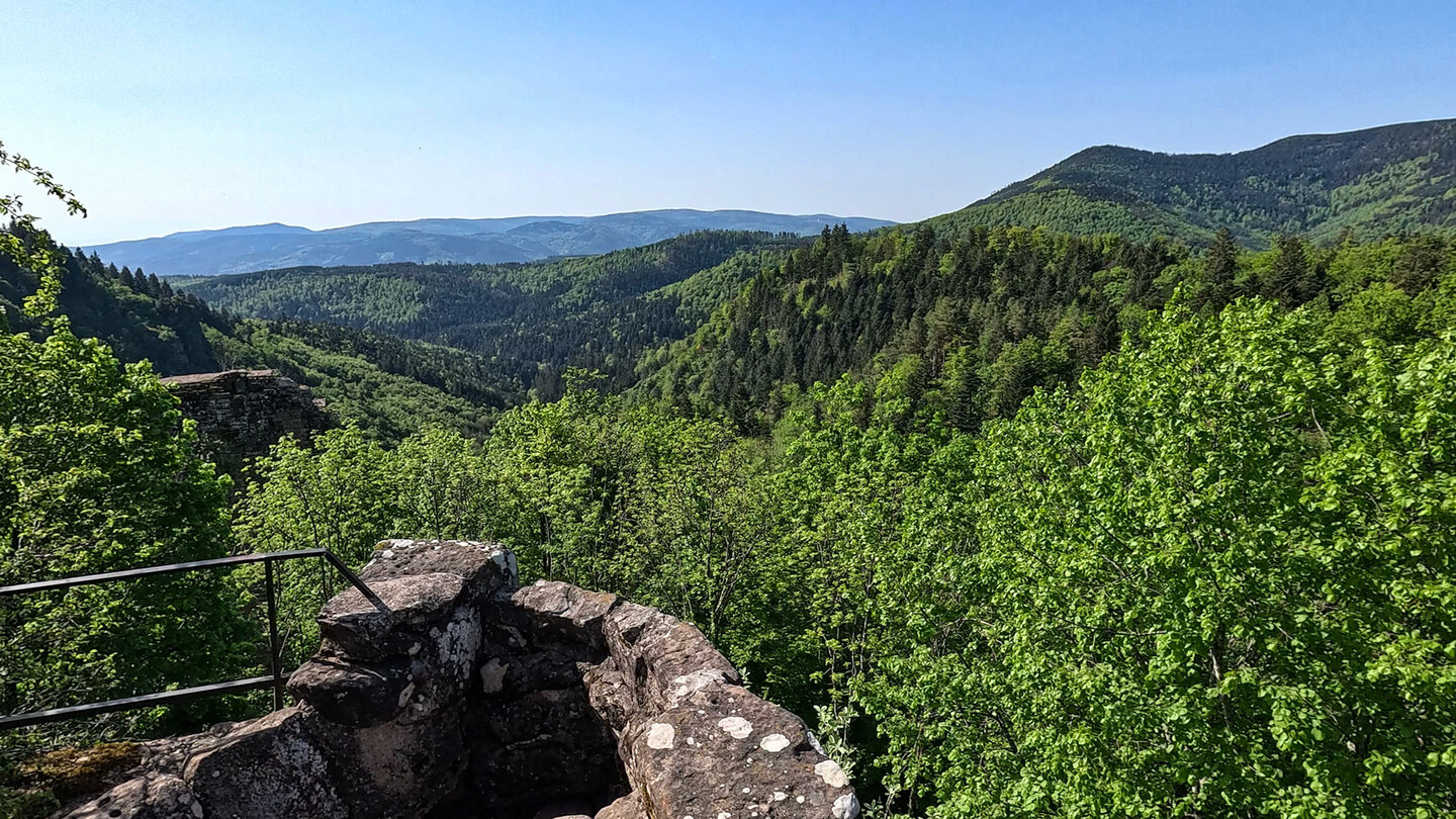 Ausblick über beide Nidecker Burgen in den Vogesen