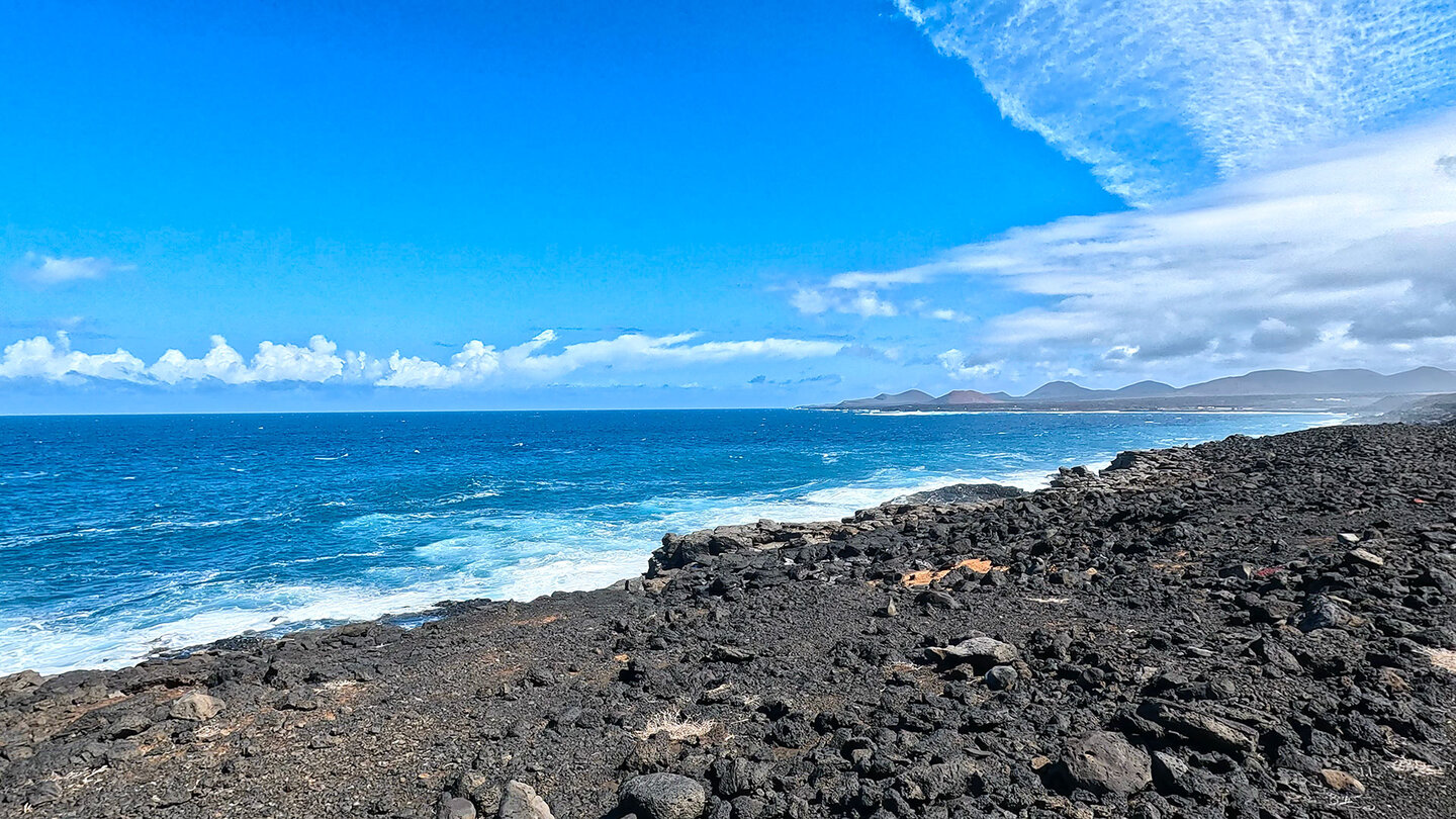 Blick entlang der Westküste Lanzarotes von der Punta de Piedra Alta Blick von der Punta de Piedra Alta auf Lanzarotes Westküste