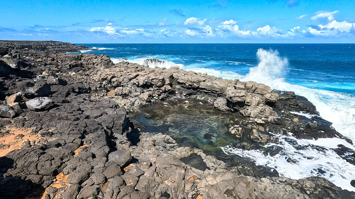 wellenumtoste Meerwasserbecken an der Punta de Piedra Alta im Süden Lanzarotes Meerwasserbecken an der Punta de Piedra Alta im Süden Lanzarotes