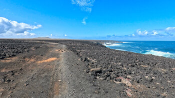 Wanderweg mit Blick auf den Montaña Roja bei Playa Blanca