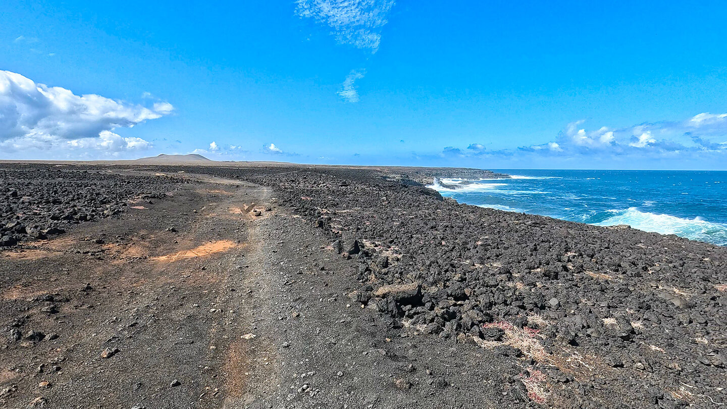 Blick vom Wanderweg auf den Montaña Roja bei Playa Blanca Wanderweg mit Blick auf den Montaña Roja bei Playa Blanca