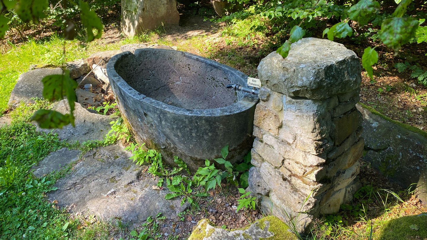 eine in Beton gegossene Badewanne im Freien am Jagdhaus in Beton gegossene Badewanne im Freien am Jagdhaus
