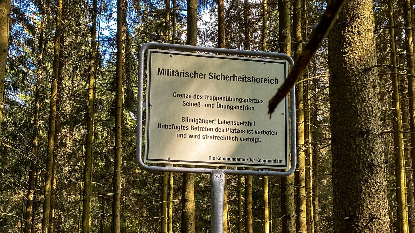 Hinweisschild zum militärischen Sperrgebiet Hinweisschild militärisches Sperrgebiet