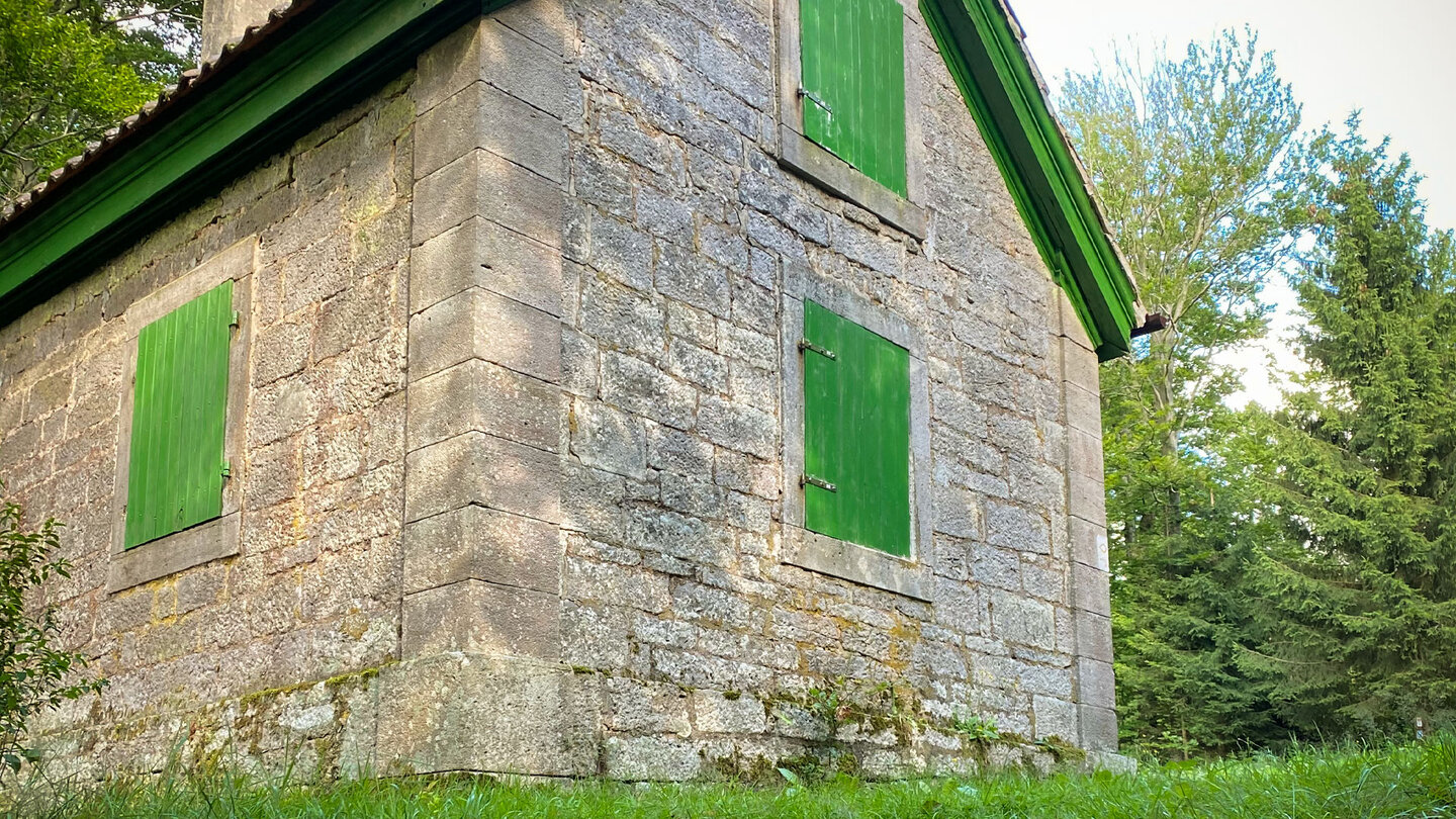 das Jagdhaus Hohe Kammer mit seinen grünen Fensterläden das Jagdhaus Hohe Kammer mit grünen Fensterläden