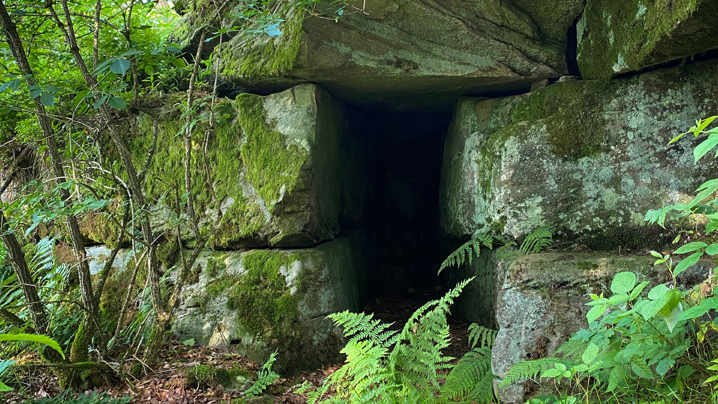 die kleine Höhle zwischen den Felsen kleine Höhle zwischen den Felsen