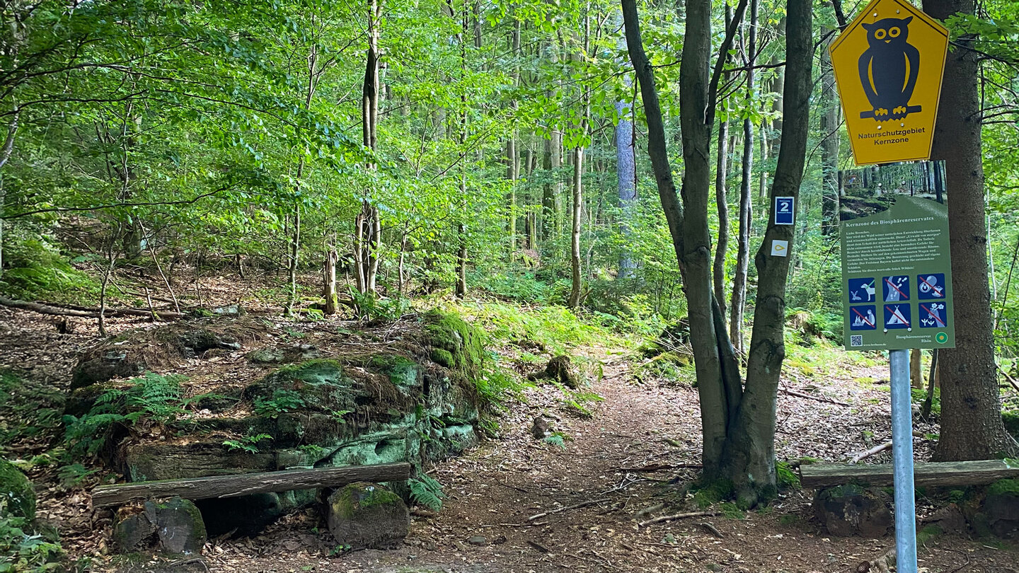 zwei alte Bänke laden zum Ausruhen ein alte Bänke laden zum Ausruhen ein