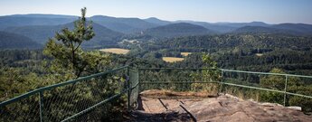 Blick vom Buhlsteinpfeiler zur Burg Berwartstein im Wasgau.
