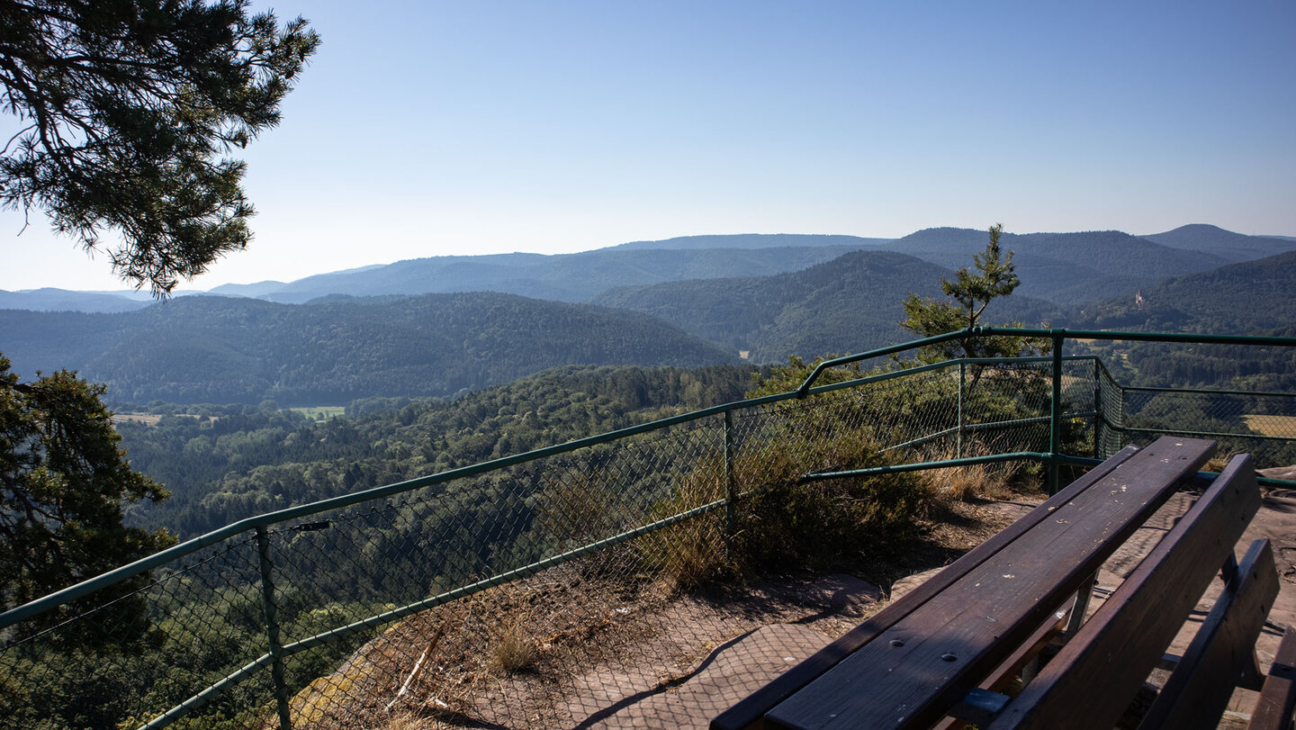 Vom Rastplatz auf dem Buhlsteinpfeiler öffnet sich ein weites Panorama über die bewaldeten Höhenzüge des Wasgaus.