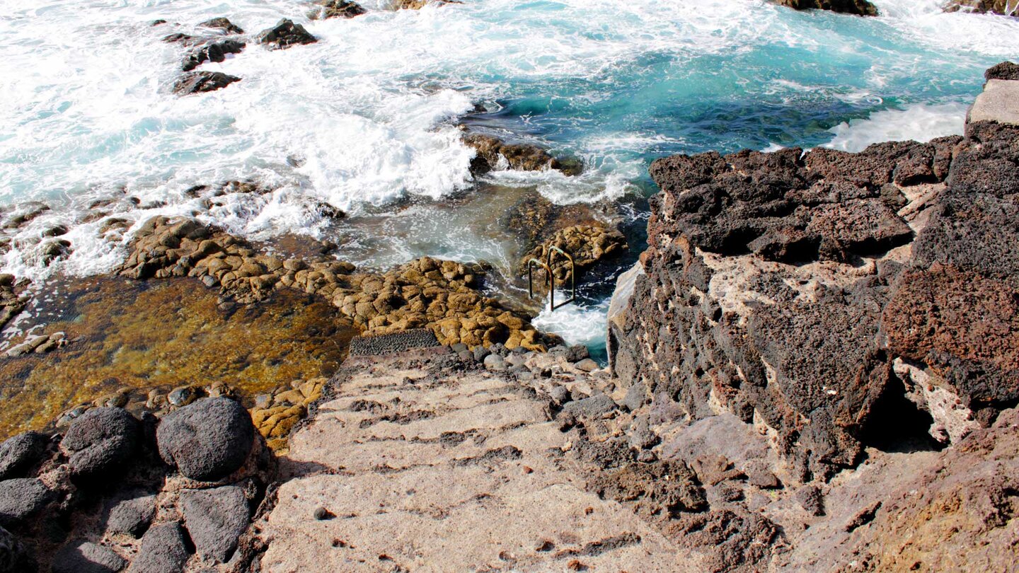 Treppen und Leitern bieten Einstiege in den Ozean am Charco de los Sargos auf El Hierro Treppen und Leitern bieten Einstiege in den Ozean am Charco de los Sargos auf El Hierro