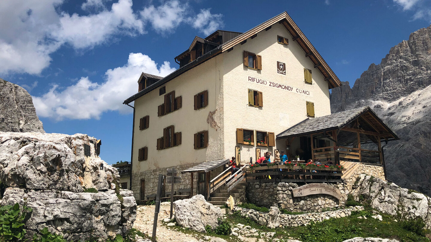 die Zsigmondyhütte auf einem Felsrücken