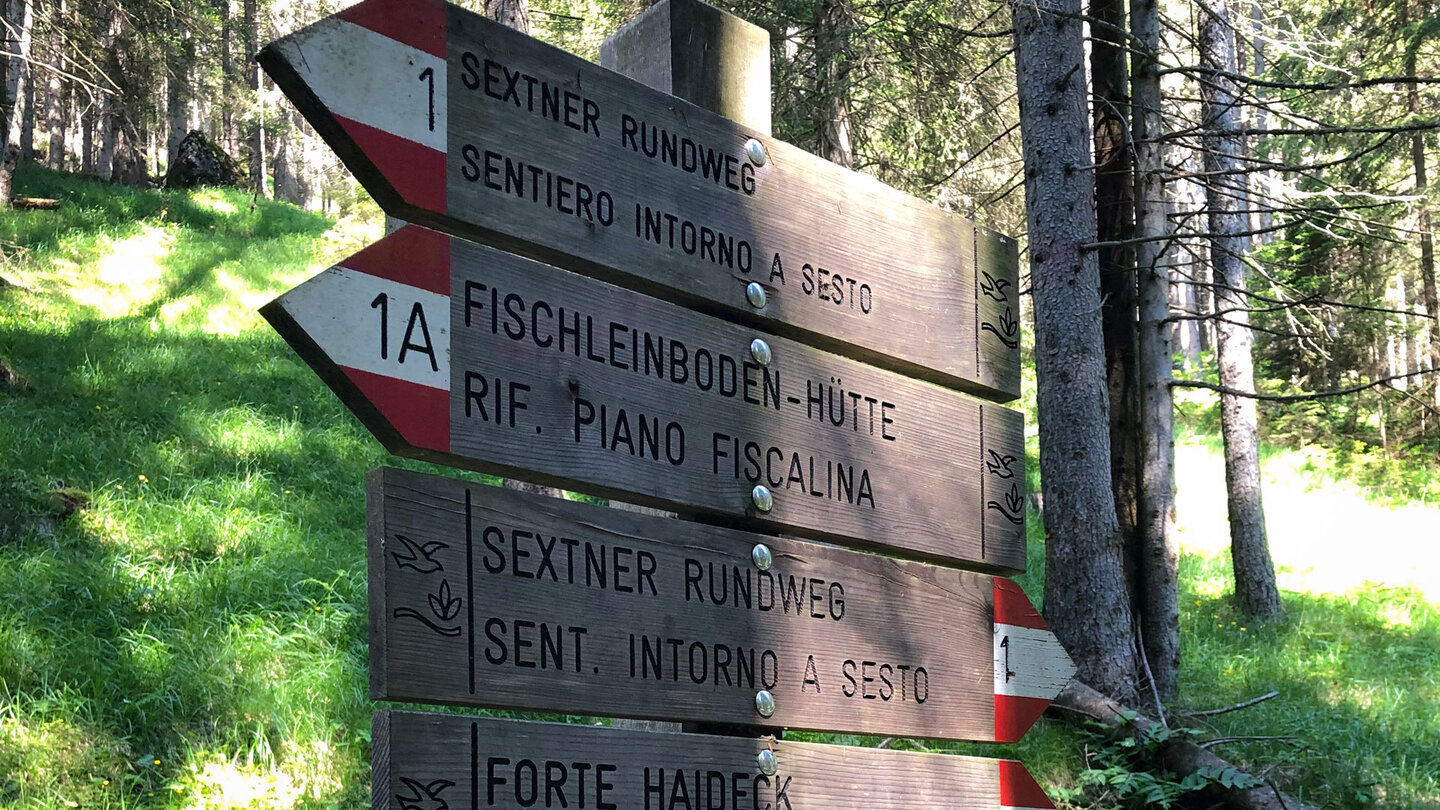 Wegweiser entlang der Route