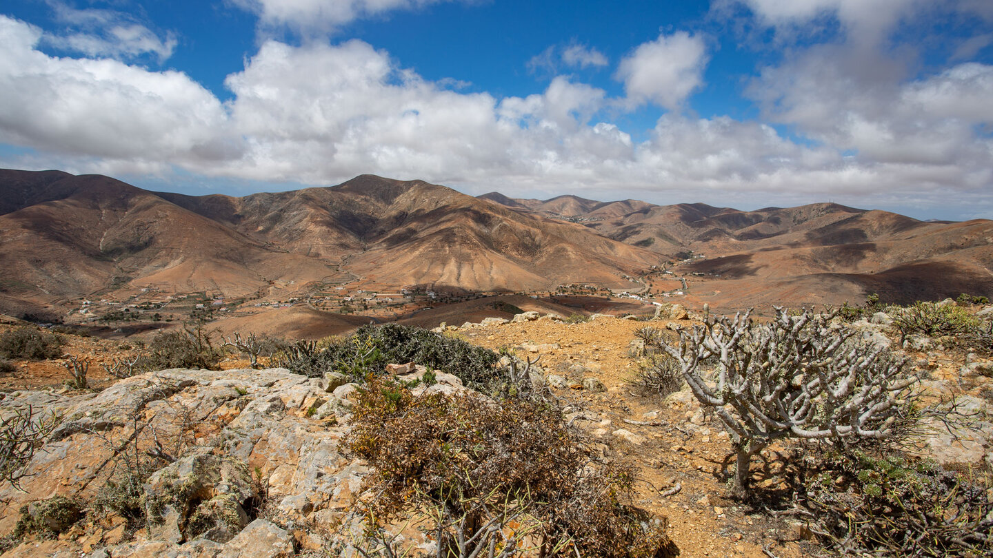vom Pico de la Lima ergibt sich ein traumhafter Ausblick über das Tal von Betancuria vom Pico de la Lima ergibt sich ein traumhafter Ausblick über das Tal von Betancuria