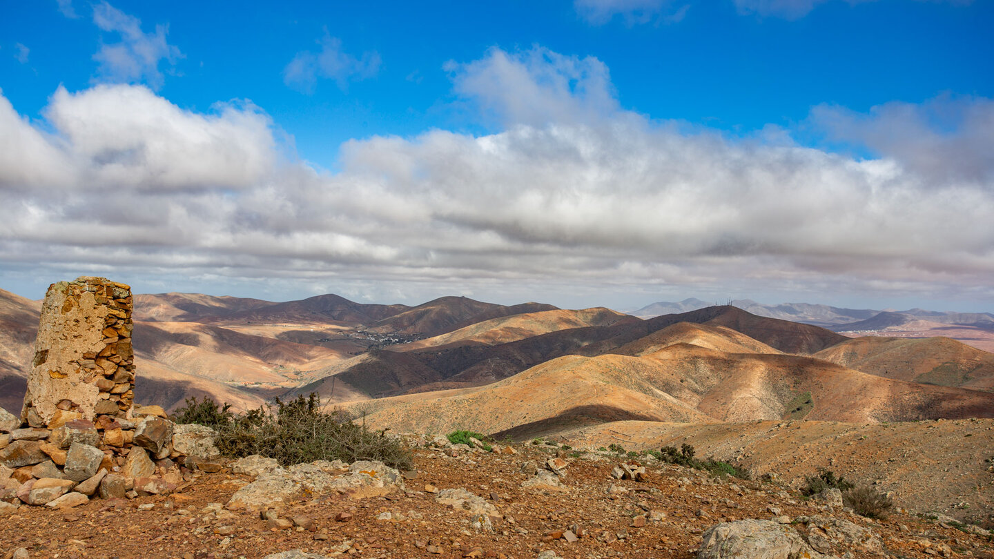 Blick von der Gipfelsäule des Gran Montaña über die umliegende Berglandschaft