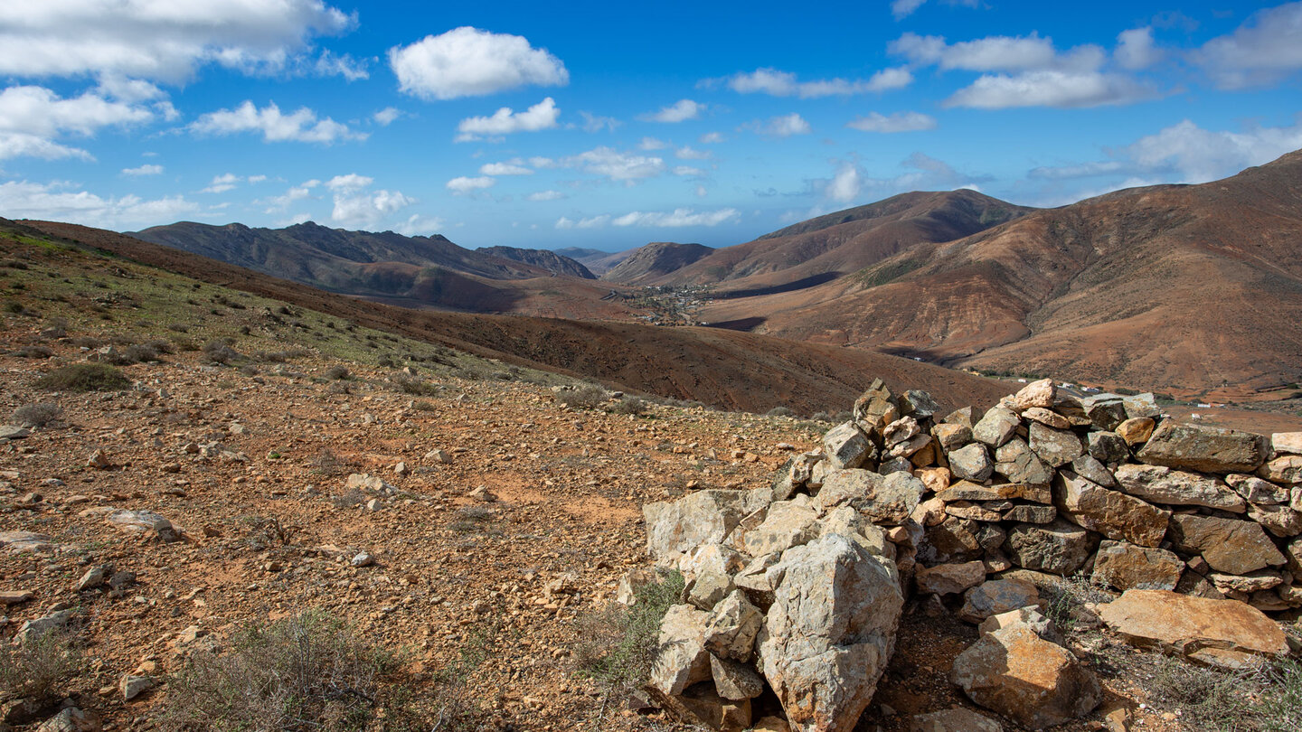 Ausblick vom Wanderweg SL FV 31 über das Tal von Betancuria zum Barranco de las Peñitas