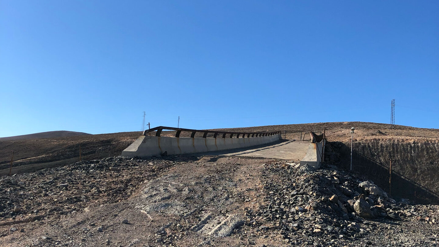 Querung der Autobahn über eine Betonbrücke zu Beginn der Wanderung