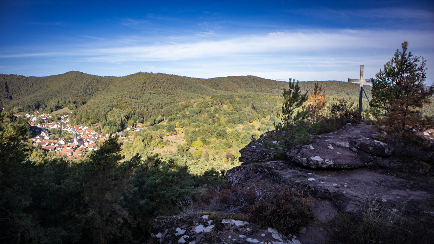 Lohn des Aufstiegs – vom Hockerstein reicht der Blick weit über Schwanheim und den Pfälzerwald.