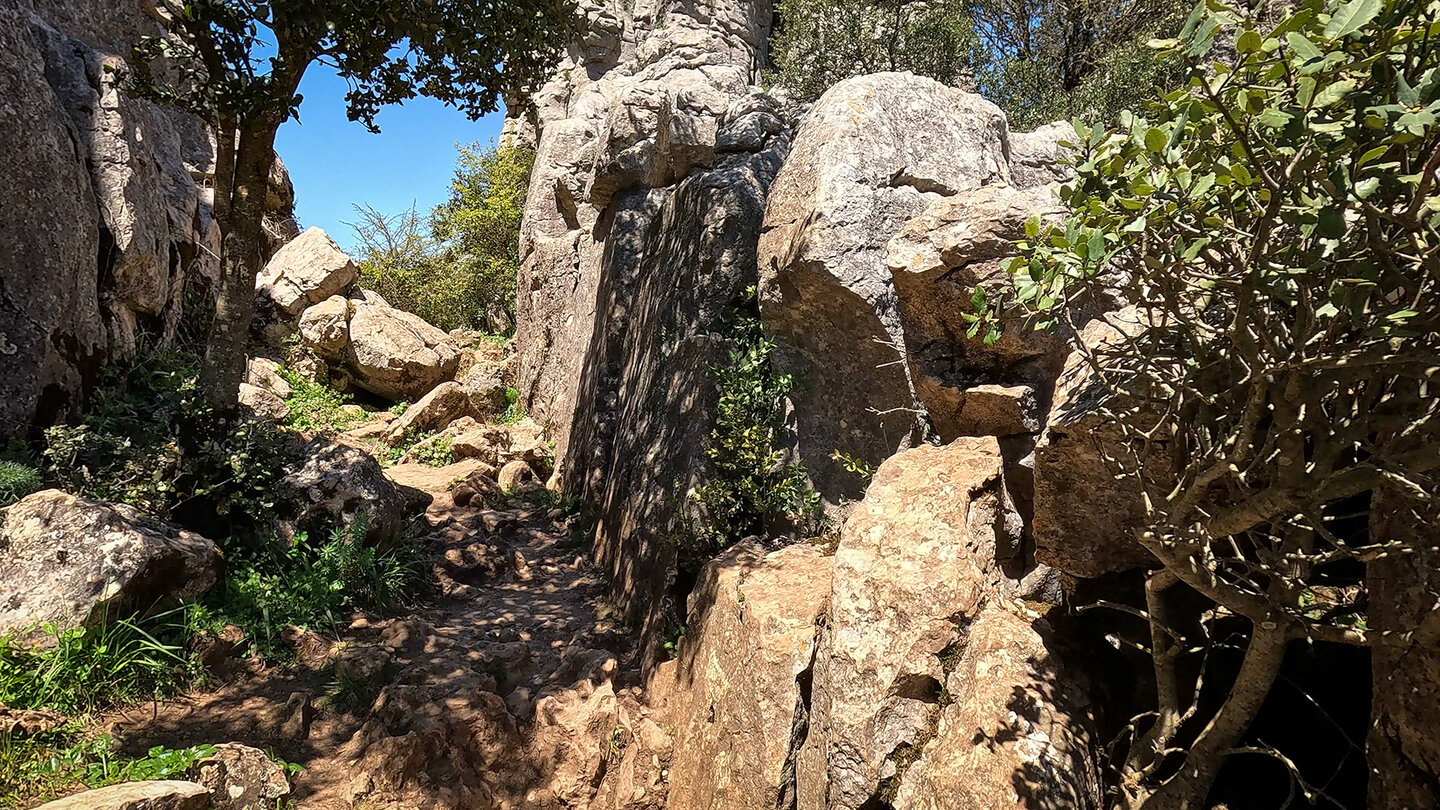 Felsenpfad im El Torcal de Antequera Felsenpfad im El Torcal de Antequera