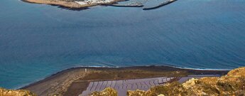 die Salinas de Rio auf Lanzarote liegt gegenüber dem Hafen von Caleta del Sebo auf La Graciosa.