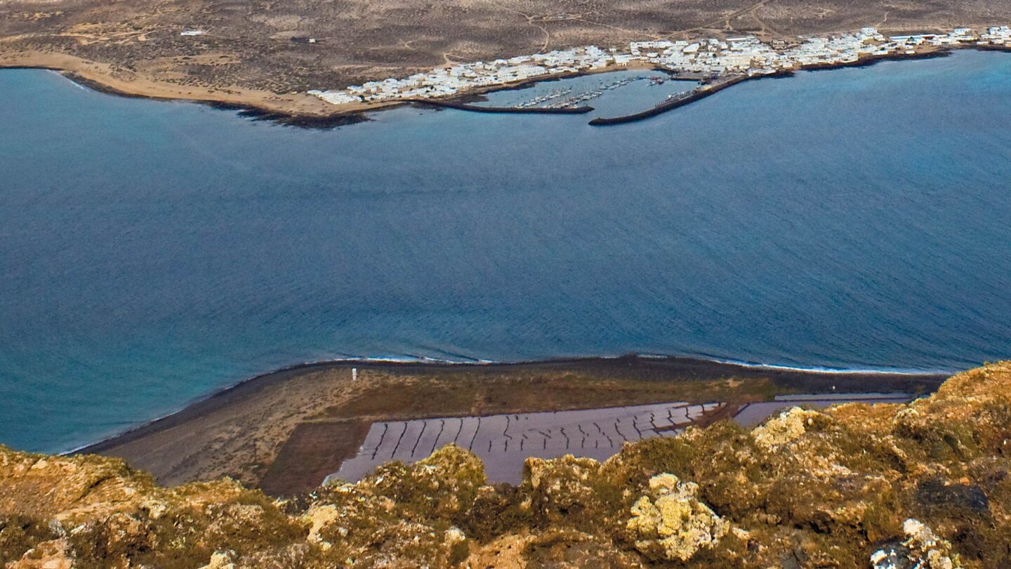 die Salinas de Rio auf Lanzarote liegt gegenüber dem Hafen von Caleta del Sebo auf La Graciosa.