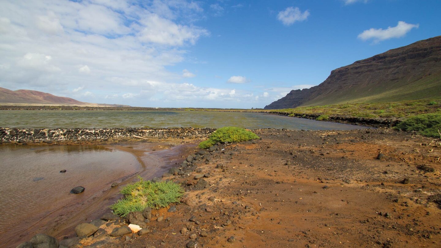 verfallene Salzbecken an den Salinas de Rio auf Lanzarote