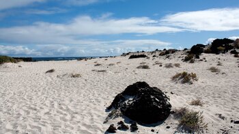 die Caleta del Mojón Blanco an den Playas de Órzola auf Lanzarote