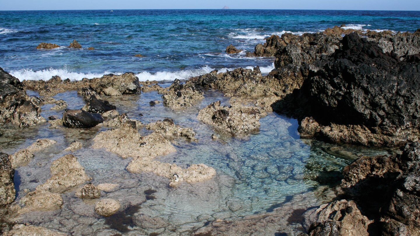 Lavabecken an der Caleta del Mojón Blanco auf Lanzarote