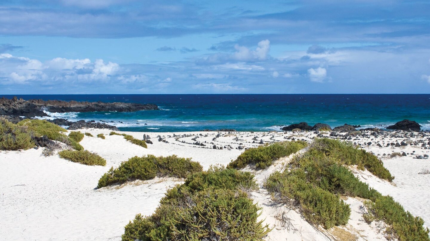 weiße Strände an den Playas de Órzola auf Lanzarote