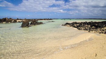 türkisfarbenes Wasser im Caletón Blanco an den Playas de Órzola auf Lanzarote