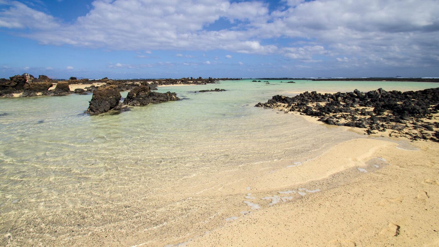 türkisfarbenes Wasser im Caletón Blanco an den Playas de Órzola auf Lanzarote