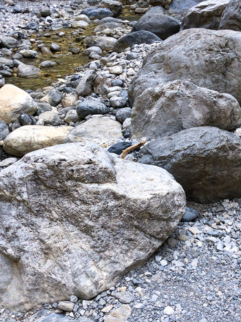 Felsblöcke entlang des Bachlaufs