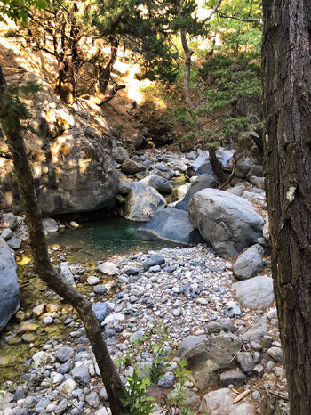 schmale Pfade führen durch die Samaria Schlucht