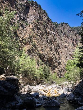 Bachlauf am Fuße der zerklüftete Felswände in der Samaria-Schlucht