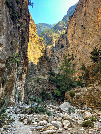 schmaler Wanderpfad zwischen Felswänden