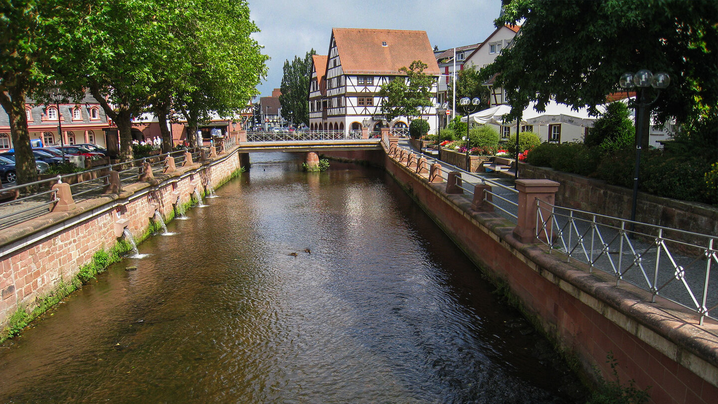 Bachlauf der Mümling in Erbach im Odenwald Bachlauf der Mümling in Erbach im Odenwald