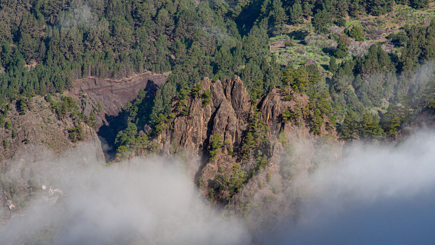 Sicht auf wolkenverhangene Berggipfel und Felslandschaften vom Mirador de Los Roques