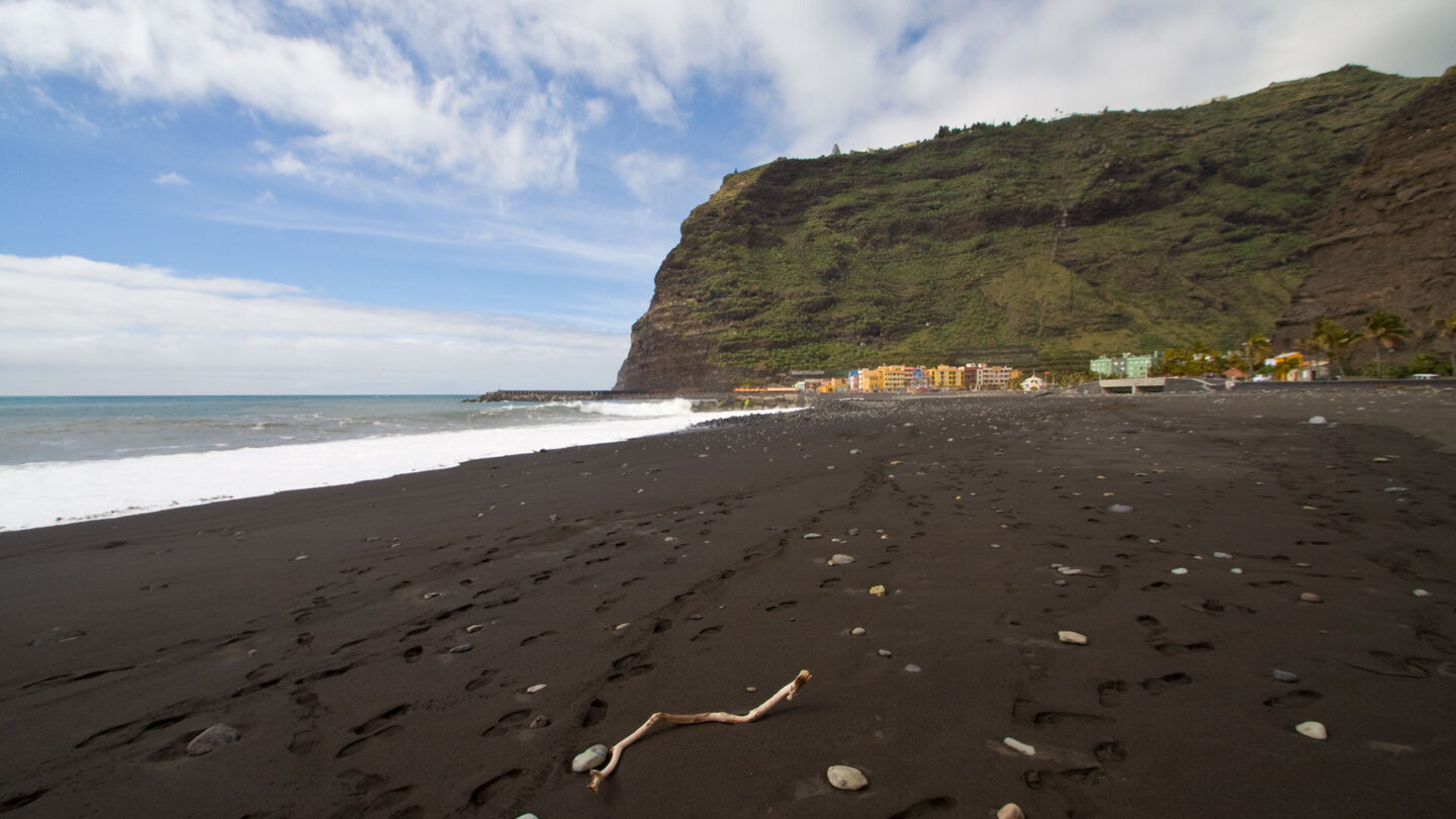 Playa Grande mit Puerto de Tazacorte im Hintergrund