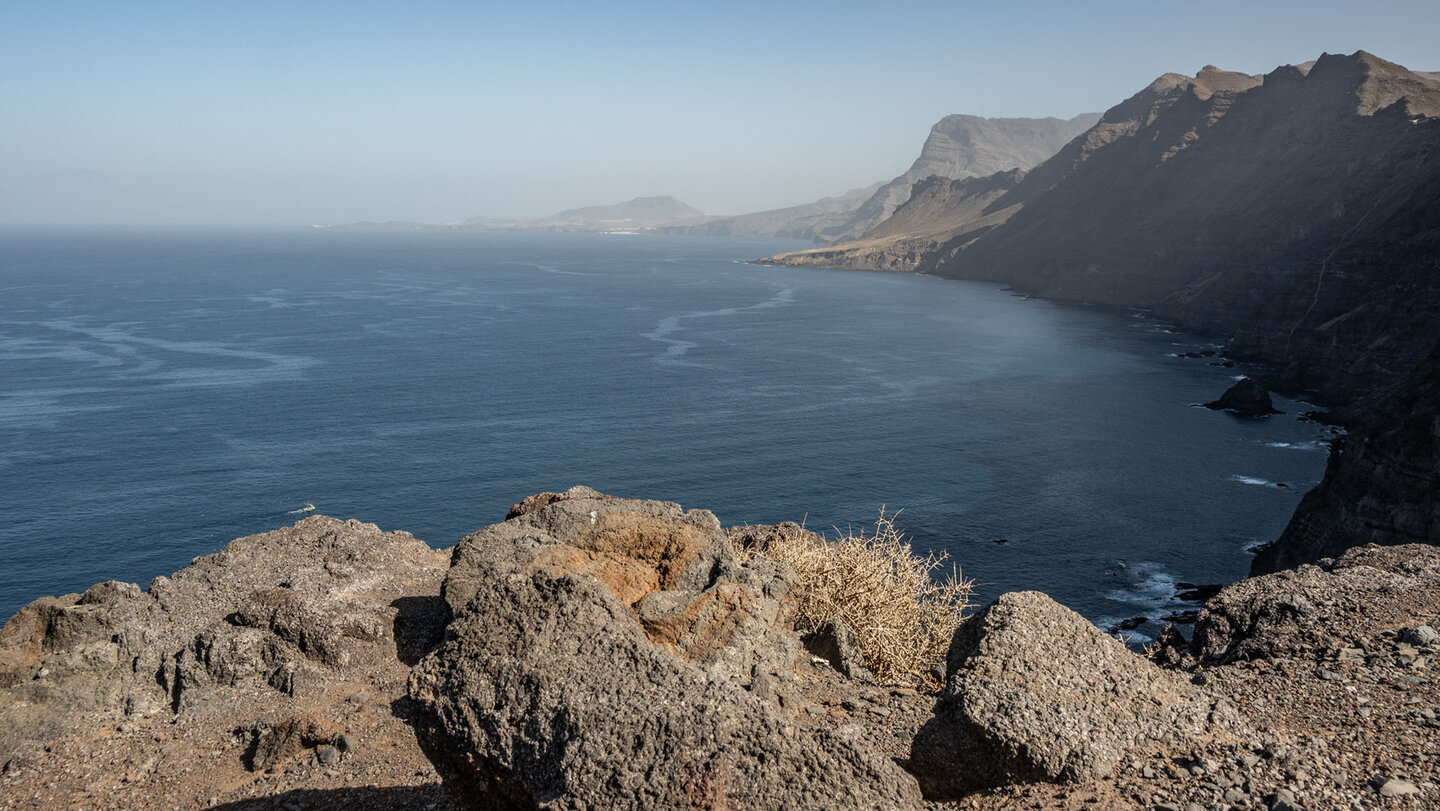 Von der Degollada de El Perchel reicht das Panorama entlang der Steilküste bis nach Puerto de las Nieves bei Agaete.