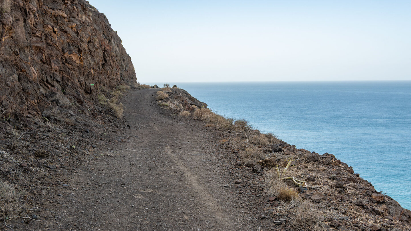 Der Küstenwanderweg der Ruta Playa de El Puerto folgt Fels und Wasser gleichermaßen.