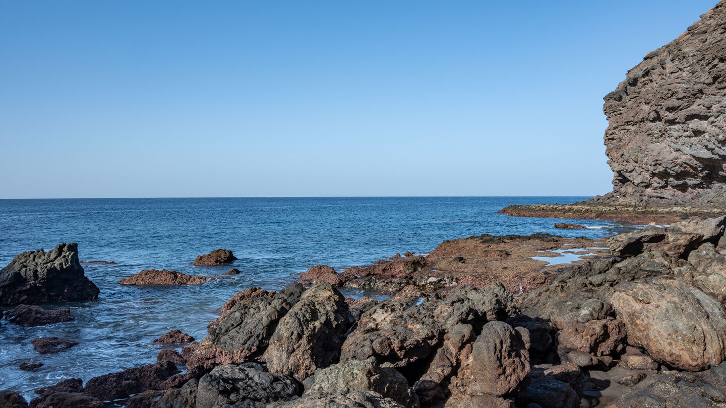 Bei Ebbe treten an der Playa de El Puerto zahlreiche Felsformationen zutage.
