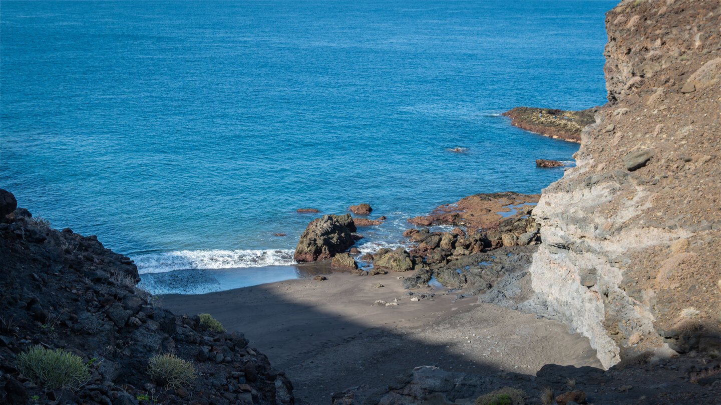 Der schwarze Sandstrand der Playa de El Puerto war bis 1900 ein Naturhafen der Insel.