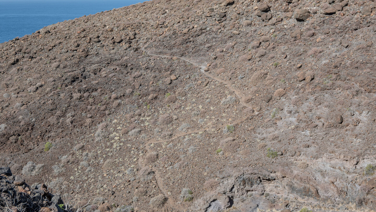 In Kurven windet sich der Pfad durch die karge Küstenlandschaft bei La Aldea de San Nicolás.