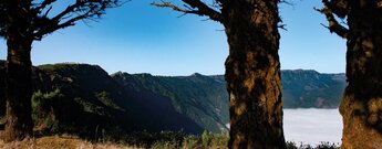 Blick entlang des steil abfallenden Bergkamms