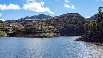 terrassierte Felder am Ufer des Stausees Presa de Lugarejos