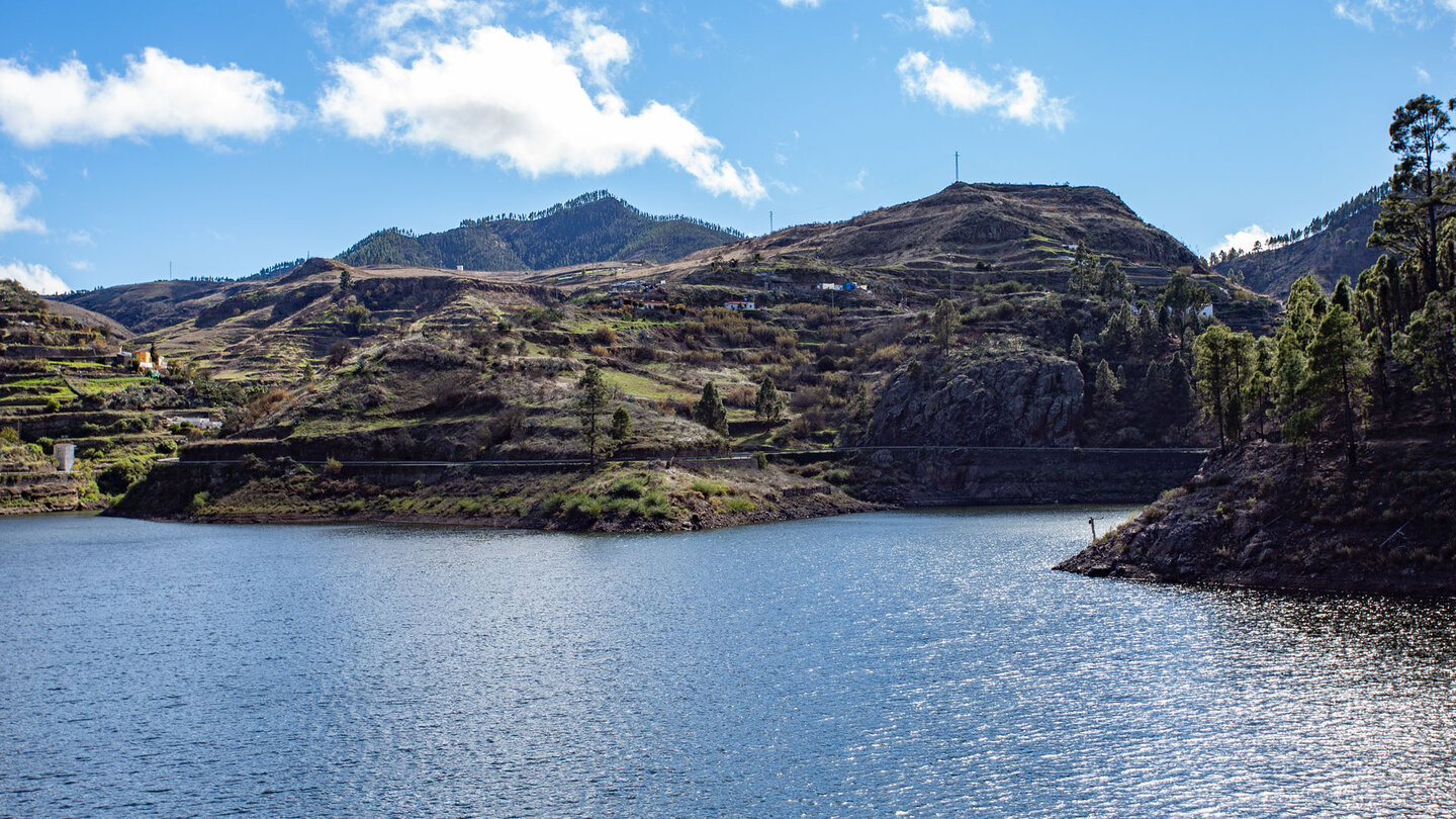 terrassierte Felder am Ufer des Stausees Presa de Lugarejos