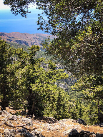 Panoramablick von den Felshängen des Psiláfi bis zum Mittelmeer