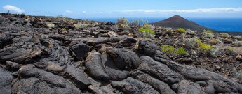 die spektakuläre Vulkanlandschaft von Los Lajiales auf El Hierro mit dem Montaña Restinga im Hintergrund